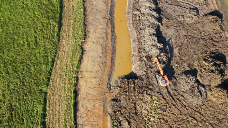 2020 07 08 Nadaljevanje renaturacije detajl z bagerjem