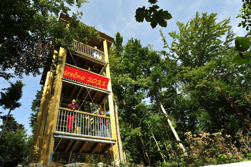 Stolp Otocec Jost Stergarsek SRECNO 2021 Splet