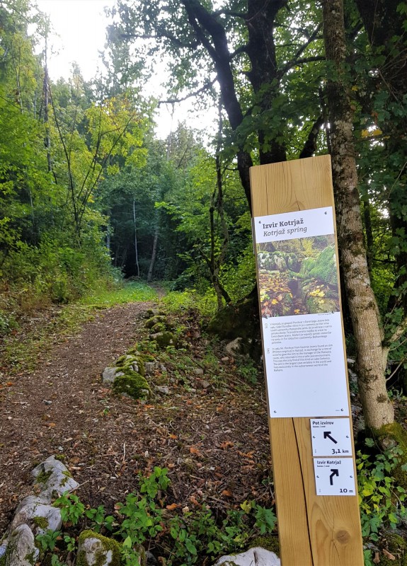 Pot izvirov Kotrjaz table Eva Kobe splet