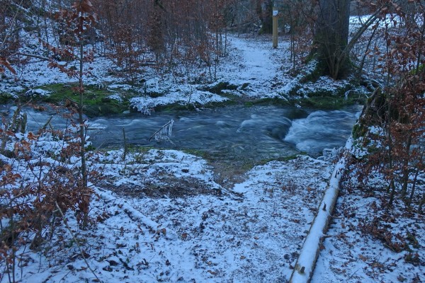 Spilja struga cez pot Tine Subic Spilja struga cez pot Tine Subic